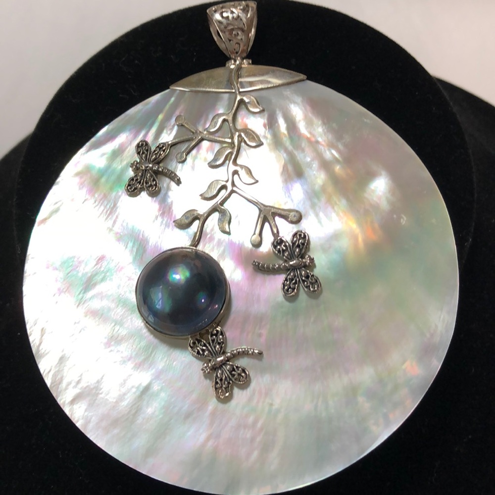 Pendant Mother of Pearl Shell -- NWOT